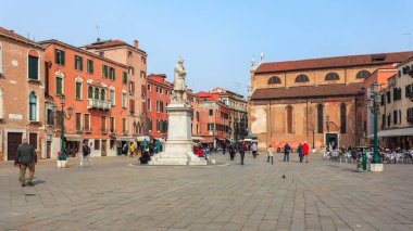 Venedik, İtalya - 14.03.2019: Güzel eski evler ve dar sokaklar