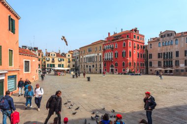 Venedik, İtalya - 14.03.2019: Güzel eski evler ve dar sokaklar