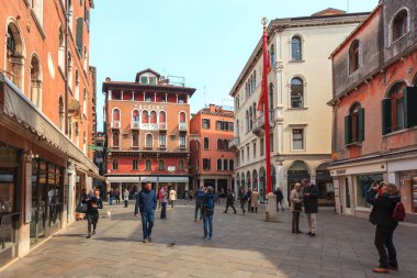 Venedik, İtalya - 14.03.2019: Güzel eski evler ve dar sokaklar