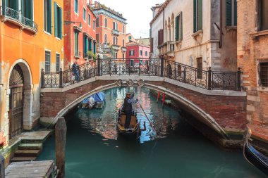 Venedik, İtalya - 14.03.2018: Colorf arasındaki dar kanalda tekneler
