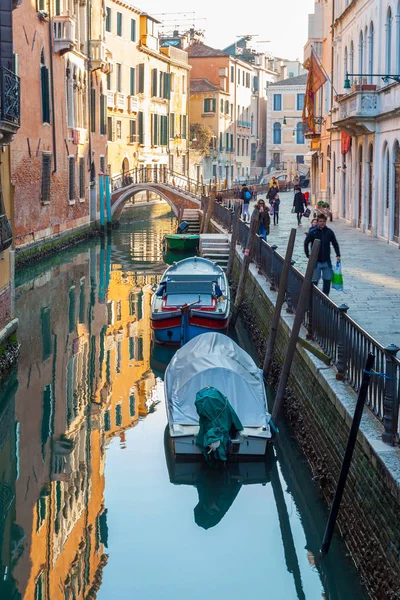 Venise, Italie - 14.03.2018 : Bateaux sur canal étroit entre colorf — Photo