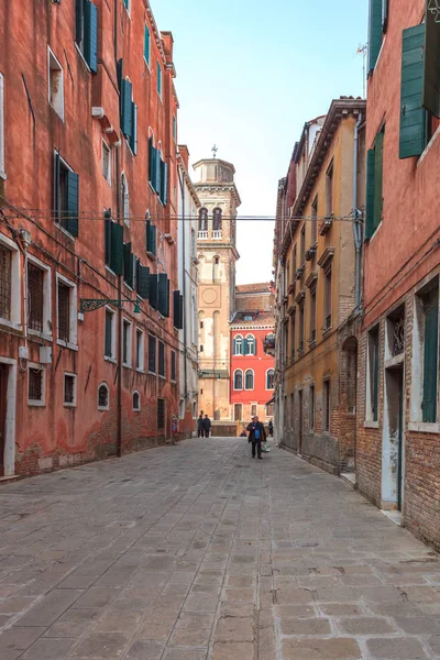 Venedik, İtalya - 14.03.2019: Güzel eski evler ve dar sokaklar