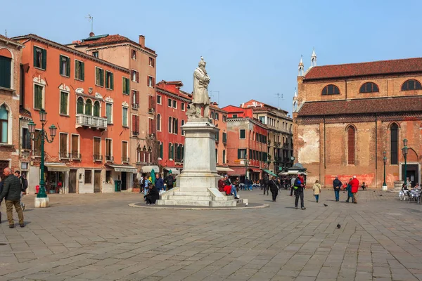 Venedik, İtalya - 14.03.2019: Güzel eski evler ve dar sokaklar