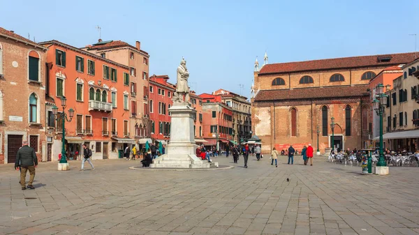 Venedik, İtalya - 14.03.2019: Güzel eski evler ve dar sokaklar