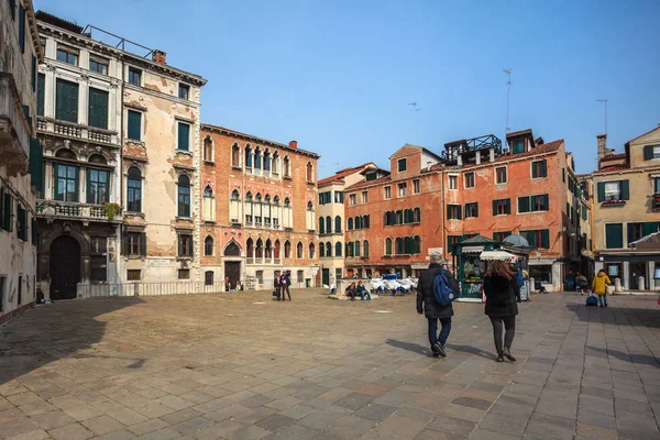 Venecia, Italia - 14.03.2019: Hermosas casas antiguas y estrecho stre — Foto de Stock