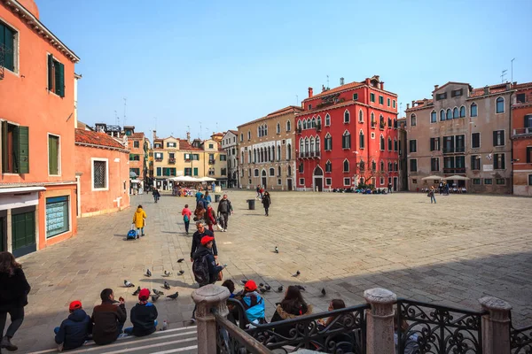 Венеция, Италия - 14.03.2019: Красивые старые дома и узкая улица — стоковое фото