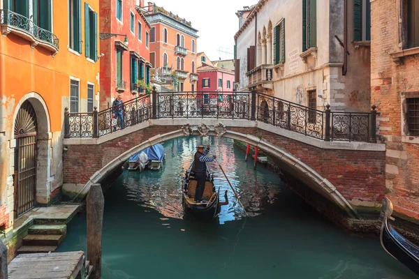 Venedik, İtalya - 14.03.2018: Colorf arasındaki dar kanalda tekneler