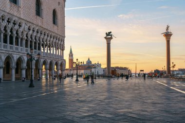 Piazza San Marco' nun gün doğumu manzarası, Doge Sarayı (Palazzo Ducale)