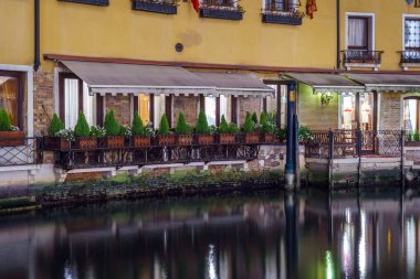 Venedik'te renkli tarihi evler arasında dar kanal geceleri