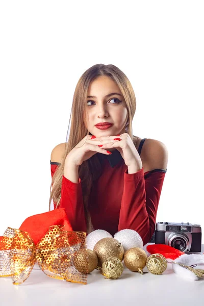 Belle fille posant sur fond blanc en tenue de Nouvel An rouge — Photo