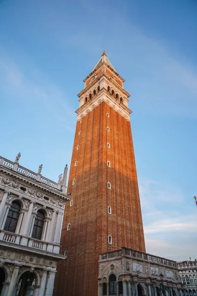 Vista sobre el campanario de la Basílica de San Marco en Venecia, Ital — Foto de Stock