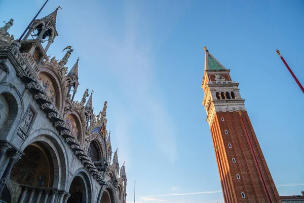 Vista sobre el campanario de la Basílica de San Marco en Venecia, Ital — Foto de Stock