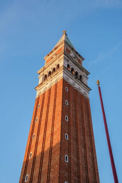 Blick auf den Glockenturm der Basilika San Marco in Venedig, ital — Stockfoto