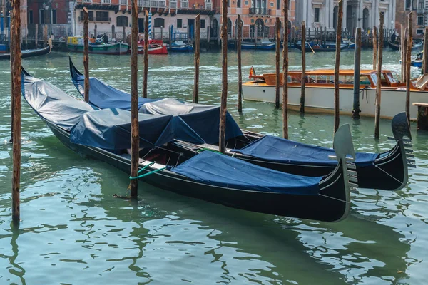 Canal avec gondoles à Venise, Italie. Carte postale avec Venise gondo — Photo