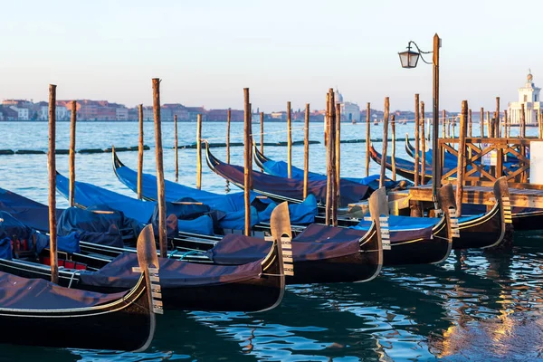 Place Gondolas by Saint Mark au lever du soleil, Venise, Italie — Photo