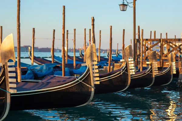 Place Gondolas by Saint Mark au lever du soleil, Venise, Italie — Photo