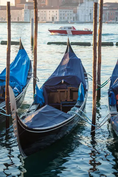 Place Gondolas by Saint Mark au lever du soleil, Venise, Italie — Photo
