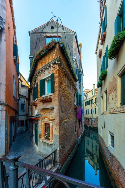 Barcos em canal estreito entre casas históricas coloridas em Veneza — Fotografia de Stock