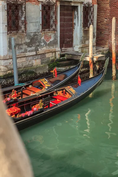 Канал з гондоми у Венеції, Італія. Листівка з Венеціанською гондо — стокове фото