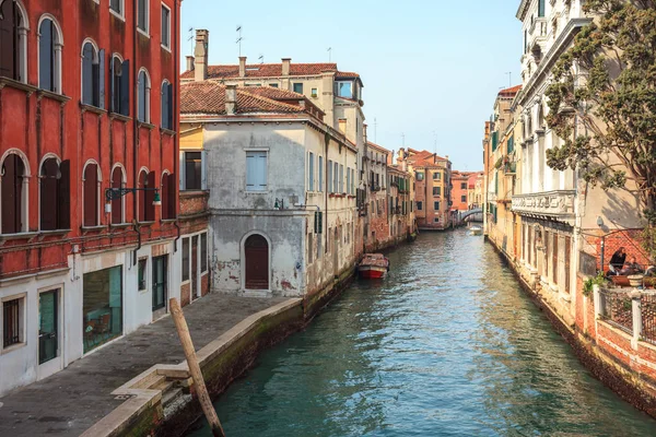 Bateaux sur le canal étroit entre des maisons historiques colorées à Venise — Photo