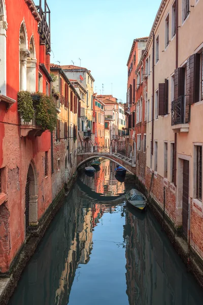 Лодки на узком канале между красочными историческими домами в Венеции — стоковое фото