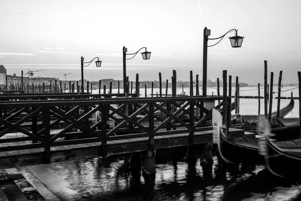 Gondolas na náměstí svatého Marka při východu slunce, Benátky, ita B&Wly — Stock fotografie