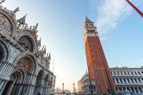 Pohled na zvonicí věž baziliky San Marco v Benátkách — Stock fotografie