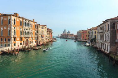 Canal Grande'nin manzarası. Çeşitli tekneler ince bir architectura tarafından yüzer