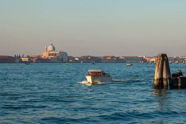 A vista da igreja Santissimo Redentore na ilha Giudecca em Ve — Fotografia de Stock