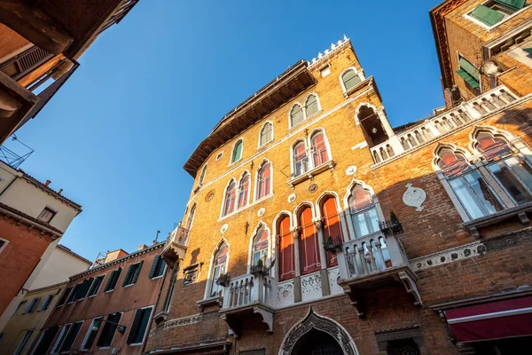 Staré historické barvité domy v Benátkách. Krásné místo pro TR — Stock fotografie