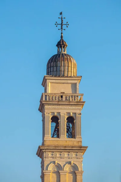 Bell tower of catholic church in Venice, Italy. — Stock Photo, Image