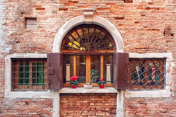 Fachada de casa antigua en Venecia. Pared de ladrillo rojo y ventana vintage —  Fotos de Stock