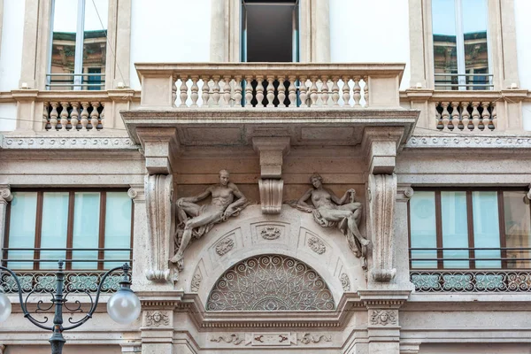 Arquitectura de Milán, Italia, casa con balcón . — Foto de Stock