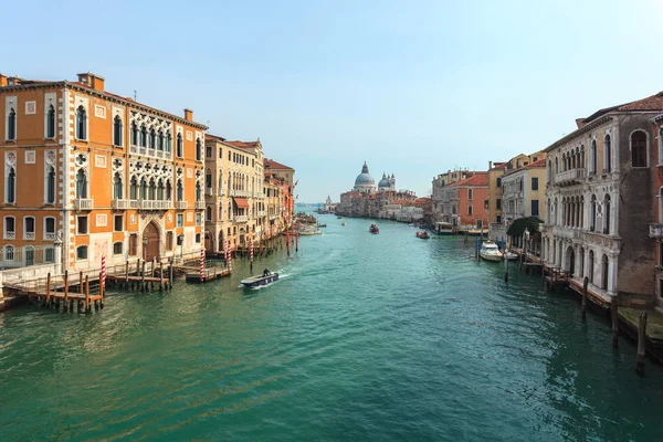 Canal Grande'nin manzarası. Çeşitli tekneler ince bir architectura tarafından yüzer