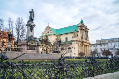Mickiewicz Anıtı ve Kilise Virgin M Varsayımı
