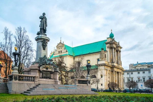 Mickiewicz monument och kyrka av antagandet av jungfru M — Stockfoto