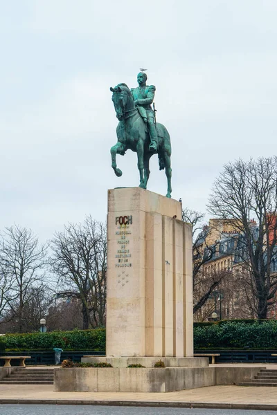 Paris, Fransa - 15.01.2019: Mareşal Ferdina'nın binicilik heykeli — Stok fotoğraf
