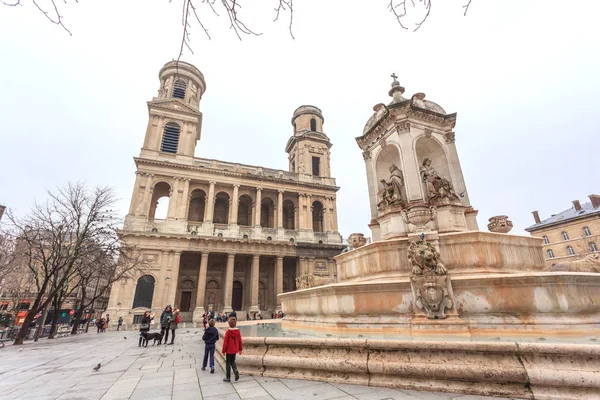 París, Francia - 20.01.2019: Iglesia antigua Saint-Sulpice y el fou — Foto de Stock