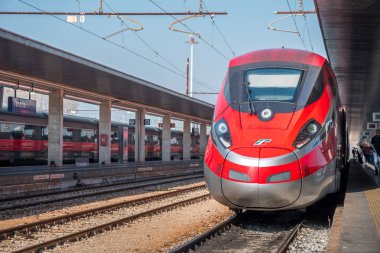 Venedik, İtalya - 15.03.2019: Modern yüksek hızlı yolcu treni st