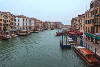 Venedik, İtalya - 14.03.2019: renkli binalar ve tekneler 