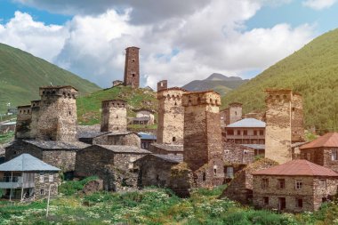 Shkhara Mt. eteklerindeki Ushguli köyünün görünümü. Resim