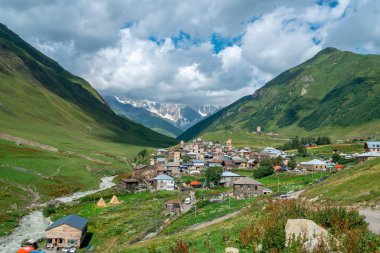 Shkhara Mt. eteklerindeki Ushguli köyünün görünümü. Resim