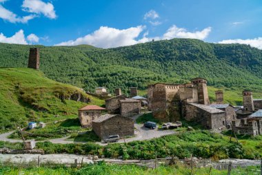 Shkhara Mt. eteklerindeki Ushguli köyünün görünümü. Resim