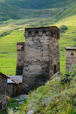 Ushguli köyündeki geleneksel antik Svan Kuleleri, Svaneti, Cau