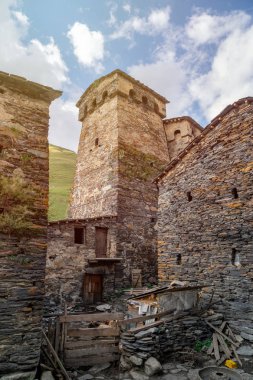 Ushguli köyündeki geleneksel antik Svan Kuleleri, Svaneti, Cau