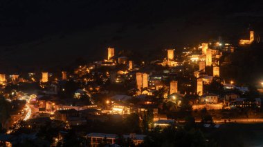 Güzel ışıklı Svan Kuleleri ile Mestia'da gece manzarası 