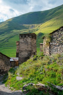 Ushguli köyündeki geleneksel antik Svan Kuleleri, Svaneti, Cau