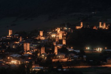 Güzel ışıklı Svan Kuleleri ile Mestia'da gece manzarası 