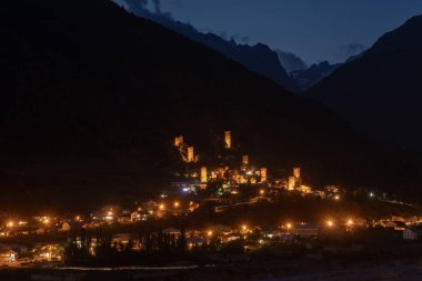 Güzel ışıklı Svan Kuleleri ile Mestia'da gece manzarası 