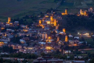 Güzel ışıklı Svan Kuleleri ile Mestia'da gece manzarası 